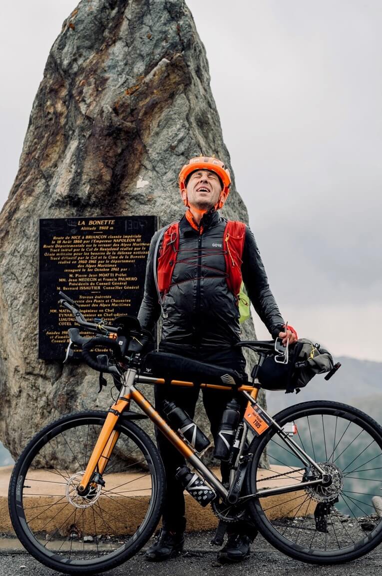 race across france : Jean Pascal Fyad en haut du col de la Bonette