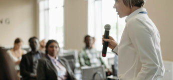Les freins du leadership féminin. Biais implicites, plafond de verre, charge mentale et stéréotypes de genre qui freinent la confiance et l'ascension des femmes dirigeantes